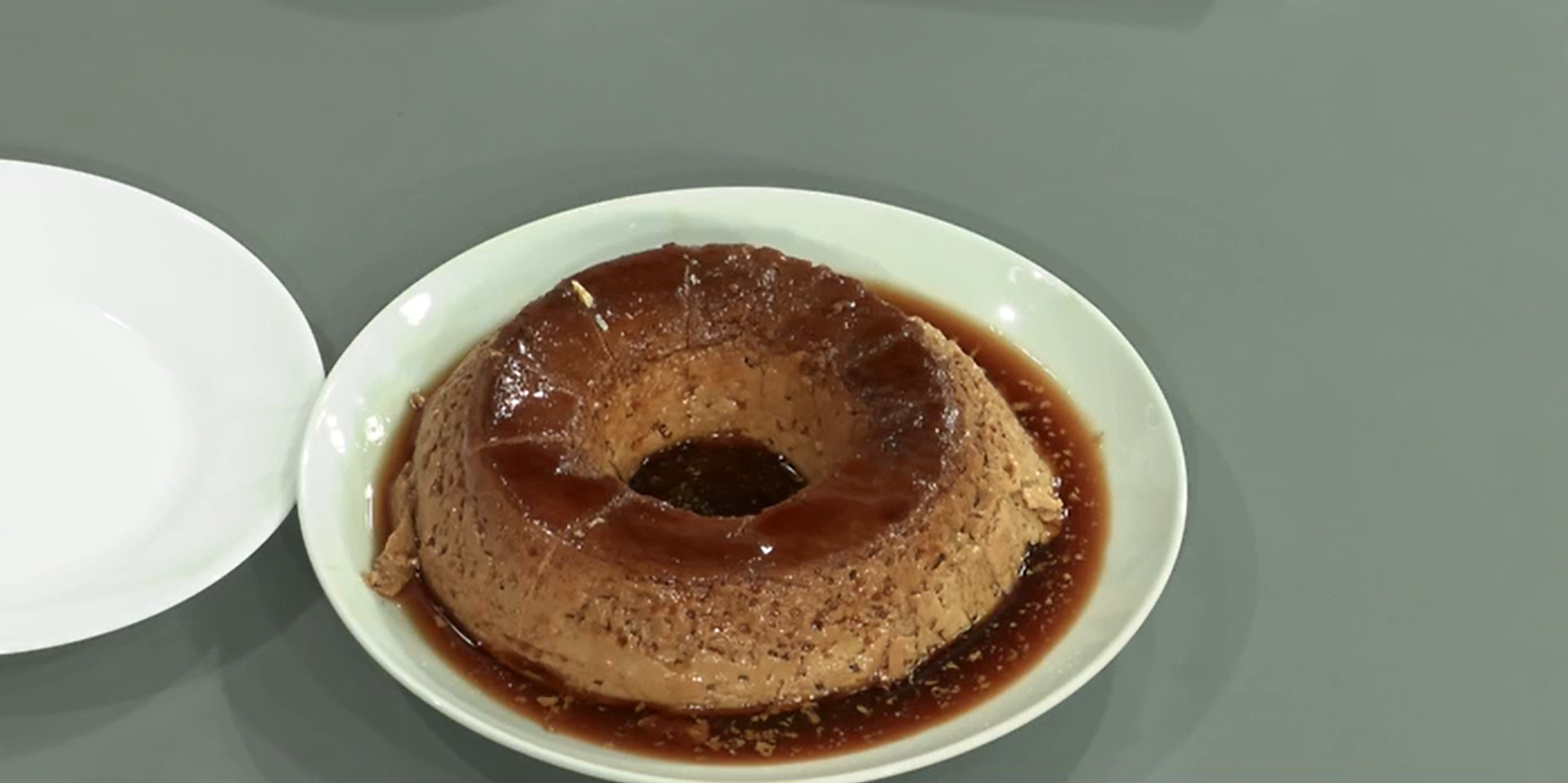 Un flan de vainilla en un plato